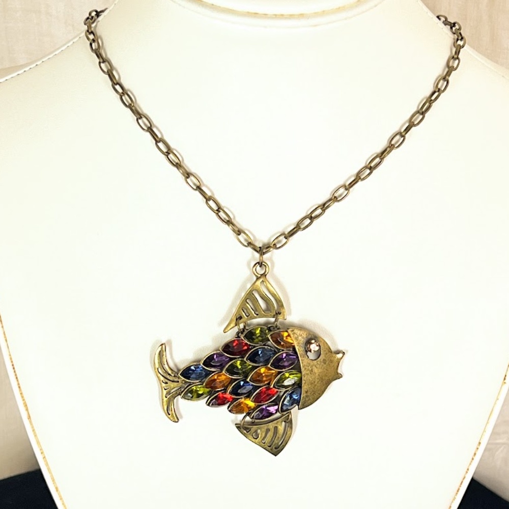Vintage Bejeweled Articulated Fish Pendant Brass Necklace Unique - Picture 6 of 7